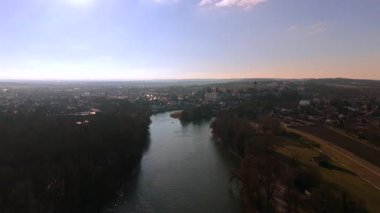 Almanya, Bavyera 'daki Donau' nun insansız hava aracı görüntüleri. Hava görüntüsü barok Residenzschloss 'u, tarihi şehir merkezini ve Tuna Nehri' nin nehir kıyısındaki pitoresk kasabayı geçtiğini gösteriyor..