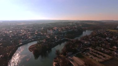 Neuburg an der Donau 'nun hava manzarası, Yukarı Bavyera' daki Pfalz-Neuburg Dükalığı 'nın eski bir ikamet şehri. İnsansız hava aracı eski kasaba, kale kompleksi ve kış güneşinde Tuna Nehri 'ni görüyor..