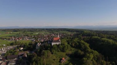 Almanya 'nın Bavyera eyaletindeki Andechs köyünde Kloster Andechs' in manzara manzarası. Münih ve Ammersee yakınlarındaki Kutsal Dağ 'daki tarihi Benedikt manastırı ve hac kilisesi