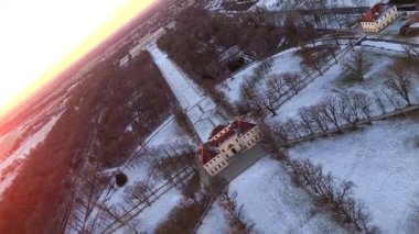 Münih, Almanya yakınlarındaki Schleissheim Sarayı 'nın insansız hava aracı görüntüleri. Kar, barok bahçeleri ve günbatımında Wittelsbach hanedanlığının tarihi sarayları..