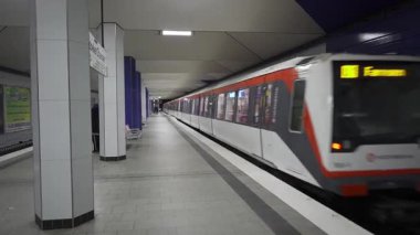 31 Aralık 2023. Hamburg, Almanya. Metro treni Wandsbeker Chaussee U ve S Bahn istasyonlarından kalkıyor. Kentsel ulaşım merkezi, modern toplu taşıma altyapısı ve günlük banliyö trafiği