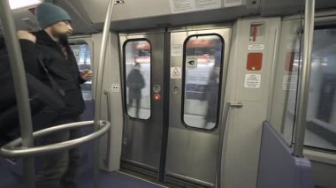Sırt çantalı bir adam Hamburg, Almanya 'da bir metro treninden çıkıyor. Düğmeye basar, kapılar açılır ve platforma doğru yürür. Toplu taşıma, işe gidip gelme ve kentsel seyahat temaları için mükemmel