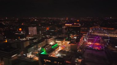 Geceleri Münih Doğu 'nun havacılık şehri videosu. Umadum Dönme Dolabı, kış kutlamaları sırasında Ostbahnhof yakınlarında Werksviertel-Mitte 'yi işaret ediyor. Drohne Riesenrad 'a göre Luftaufnahme nahe Muenchner Ostbahnhof