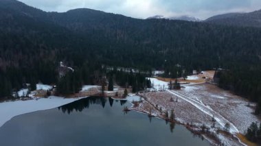 Bavyera Alplerinde Barmsee Gölü üzerinde insansız hava aracı vuruldu. Buzlu su, orman ve sakin dağ manzaralı kış manzarası. Kardaki Drei-Sen-Wanderweg bölgesinin çarpıcı hava manzarası.