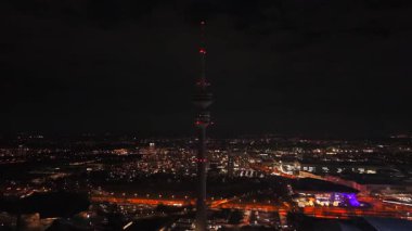 Muenchen 'de yeni yılı bu insansız hava aracı videosuyla kutlayın. Aydınlatılmış silueti ve Bavyera 'nın merkezindeki tarihi Oberwiesenfeld bölgesiyle şenlikli bir atmosfer..