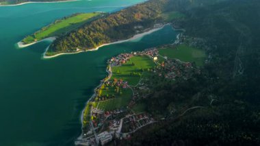 Luftaufnahme Blick auf den Walchensee von der Herzogstanbahn. Herzogstand Dağı, Yukarı Bavyera, Bavyera, Almanya 'da görüldüğü üzere, Walchensee, Zwergern yarımadasında yer alan bir şehirdir..
