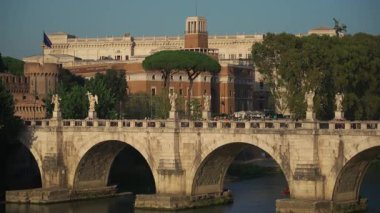 Roma, İtalya 'daki Tiber Nehri üzerinde Vatikan yakınlarındaki Castel SantAngelo' ya doğru giden tarihi Ponte SantAngelo. Taş kemerli ikonik Roma köprüsü ve Ebedi Şehrin kalbinde melek heykelleri