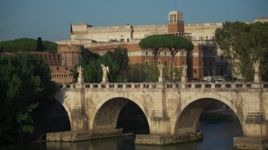 Ponte SantAngelo ve Castel SantAngelo Tiber Nehri, Roma, İtalya 'yı yansıttılar. Tarihi merkezi Vatikan 'a bağlayan ünlü bir Roma simgesi, antik ve ortaçağ mimarisinin sembolü.