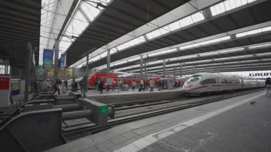 7 Ekim 2023. Münih. Almanya. Almanya, Münih 'teki Uluslararası Merkez tren istasyonu terminallerde tren kuyruğunda bekliyor. Beyaz ve kırmızı modern uluslararası ekspres tren Münih istasyonunda ICE.