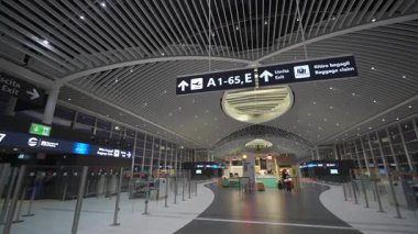 7 Ekim 2023. Roma. İtalya. Aeroporto di Roma Fiumicino Leonardo da Vinci 'nin içinde. Roma, İtalya 'daki yeni uluslararası havaalanı. Romanlardaki modern Avrupa havaalanı terminali.