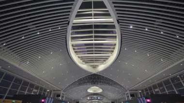 7 Ekim 2023. Roma. İtalya. Aeroporto di Roma Fiumicino Leonardo da Vinci 'nin içinde. Roma, İtalya 'daki yeni uluslararası havaalanı. Romanlardaki modern Avrupa havaalanı terminali.