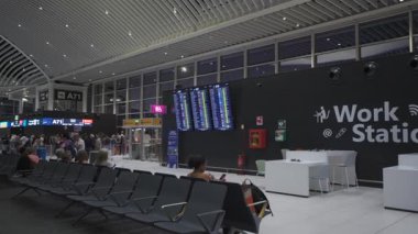 7 Ekim 2023. Roma. İtalya. Aeroporto di Roma Fiumicino Leonardo da Vinci 'nin içinde. Roma, İtalya 'daki yeni uluslararası havaalanı. Romanlardaki modern Avrupa havaalanı terminali.