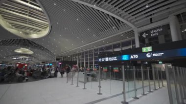 7 Ekim 2023. Roma. İtalya. Aeroporto di Roma Fiumicino Leonardo da Vinci 'nin içinde. Roma, İtalya 'daki yeni uluslararası havaalanı. Romanlardaki modern Avrupa havaalanı terminali.