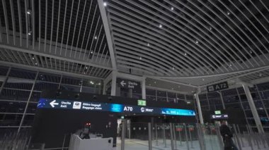 7 Ekim 2023. Roma. İtalya. Aeroporto di Roma Fiumicino Leonardo da Vinci 'nin içinde. Roma, İtalya 'daki yeni uluslararası havaalanı. Romanlardaki modern Avrupa havaalanı terminali.