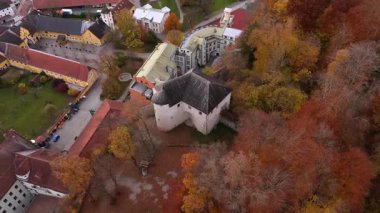 Schloss Stein an der Traun Bavyera, Almanya 'da. Traun Vadisi yakınlarındaki Nagelfluh kayası üzerine inşa edilen ortaçağ kale kompleksinin hava mimarisi. Tarihi kale ve manzaralı sonbahar manzarası