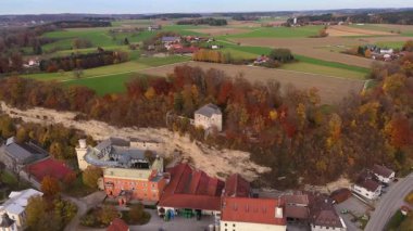 Schloss Stein an der Traun, Stadt Traunreut, Traunstein, Almanya 'da yer alan bir şehirdir. Ortaçağ mağara kalesinin ve altın sonbaharda üst kalenin hava manzarası..