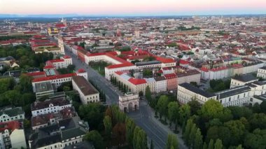 Siegestor 'un Münih' teki insansız hava aracı görüntüleri, tarihi zafer kemeri, Bavyera tarihi simgeleri, Maxvorstadt ve Schwabing bölgelerini altın saat, sinematik şehir manzarası ve seyahat videoları için ideal
