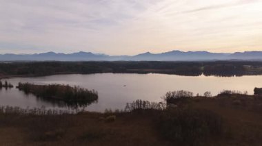 Pelhammer See, Bad Endorf, Landkreis Rosenheim, Bavyera 'da. Üst manzara bozkır sularını, sonbahar yapraklarını, adaları, dağları ve sakin suları gösteriyor. Dinlenme, dinlenme ve doğa için mükemmel.