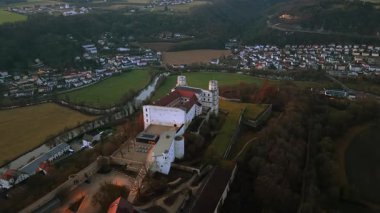 Nachtfreie Luftaufnahme der Willibaldsburg, Eichstaett, Bayern, Deutschland 'da. Mittelalterliche Spornburg ueber der Stadt mit kultureller Bedeutung und Panoramablick in Tal.