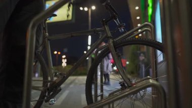 Şehir geceleri canlanıyor. Bisikletçi, bisikletlerini alışveriş merkezi yakınlarındaki iyi ışıklandırılmış bir alanda hırsızlık önleyici bir kilitle güvence altına alıyor. Emniyet, kentsel yaşam ve hırsızlık metropolün hareketli ritmine uymuyor.