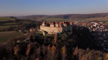 Güney Almanya 'da Burg Harburg' un havadan çekilmiş görüntüleri, Ortaçağ kalesinin Woernitz Nehri üzerindeki Noerdlinger Ries bölgesinde aydınlık ama soğuk bir günde olduğunu gösteriyor..