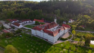 Almanya 'nın Bavyera kentindeki Kloster Schaeftlarn ve Praelatengarten parklarının hava manzarası. Barok Benedictine Manastırı ve baharda etrafı çayırlarla ve Münih 'in güneyindeki Isar Vadisi ile çevrili peyzaj parkı..