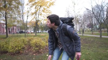 İhmalkar yetişkin Kafkasyalı köpeğini parkta kaybetti ve hayvan çağırmaya çalışırken, elindeki kakaya dikkat etti. Dalgın insan evcil hayvanları arıyor, kemik şekilli evcil hayvan muamelesiyle dikkat çekiyor..