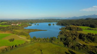 Seehamer, Bayern 'de, Deutschland Luftbild im Sommer' de. Almanya, Bavyera 'da yaz mevsiminde Seehamer Gölü' nün hava manzarası güneşlidir. Almanya 'da doğa ve doğa kaynakları teması. Peyzaj haftsschutzgebiet.