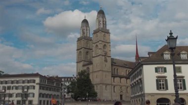 25 Haziran 2024. Zürih, İsviçre. Grossmunster İsviçre 'nin Zürih şehrinde tarihi ikiz kuleli bir kilisedir. Romanesk mimari, Zürih 'in Eski Şehir ve Limmat Nehri manzarası.