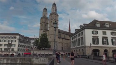 25 Haziran 2024. Zürih, İsviçre. Grossmunster İsviçre 'nin Zürih şehrinde tarihi ikiz kuleli bir kilisedir. Romanesk mimari, Zürih 'in Eski Şehir ve Limmat Nehri manzarası.