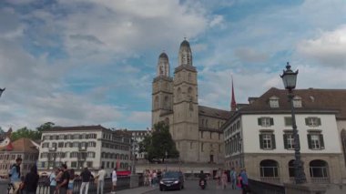 25 Temmuz 2024, Zürih, İsviçre. Yaz güneşli havalarda güzel tarihi Avrupa kenti Zürih 'in şehir merkezinde yürüyen insanlar. İsviçre 'nin antik Zürih kentinde gezen turistler