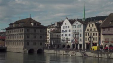 Zürih, İsviçre. Yaz güneşli havalarda güzel tarihi Avrupa kenti Zürih 'in şehir merkezinde yürüyen insanlar. İsviçre 'nin antik Zürih kentinde gezen turistler