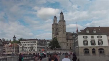 25 Haziran 2024. Zürih, İsviçre. Grossmunster İsviçre 'nin Zürih şehrinde tarihi ikiz kuleli bir kilisedir. Romanesk mimari, Zürih 'in Eski Şehir ve Limmat Nehri manzarası.