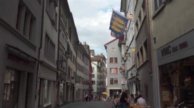 25 Temmuz 2024, Zürih, İsviçre. Yaz güneşli havalarda güzel tarihi Avrupa kenti Zürih 'in şehir merkezinde yürüyen insanlar. İsviçre 'nin antik Zürih kentinde gezen turistler