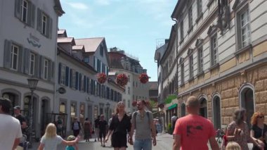 27 Temmuz 2024. Konstanz, Almanya. Turistler yazın Konstanz am Bodensee 'de eski kasabadan geçerler. Altstadt Konstanz, Deutschland 'da mimariyi araştıran antik kentte dolaşan insanlar.