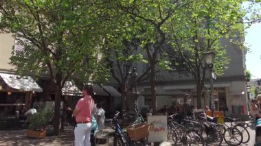 27 Temmuz 2024. Konstanz, Almanya. Turistler yazın Konstanz am Bodensee 'de eski kasabadan geçerler. Altstadt Konstanz, Deutschland 'da mimariyi araştıran antik kentte dolaşan insanlar.