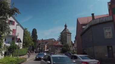 27 Temmuz 2024. Konstanz, Almanya. Turistler yazın Konstanz am Bodensee 'de eski kasabadan geçerler. Altstadt Konstanz, Deutschland 'da mimariyi araştıran antik kentte dolaşan insanlar.