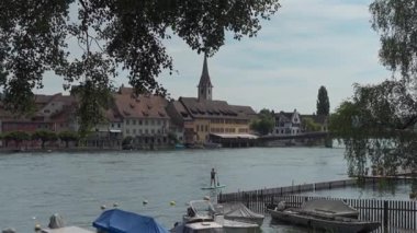 Stein am Rhein, İsviçre. Stein am Rhein ist eine Kleinstadt westlich des Bodensee im Nordosten der Schweiz. İsviçre 'nin kuzeydoğusundaki Constance Gölü' nün batısında küçük bir kasaba..