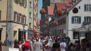 27 Temmuz 2024. Konstanz, Almanya. Turistler yazın Konstanz am Bodensee 'de eski kasabadan geçerler. Altstadt Konstanz, Deutschland 'da mimariyi araştıran antik kentte dolaşan insanlar.