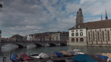 Zürih, İsviçre. Yaz güneşli havalarda güzel tarihi Avrupa kenti Zürih 'in şehir merkezinde yürüyen insanlar. İsviçre 'nin antik Zürih kentinde gezen turistler