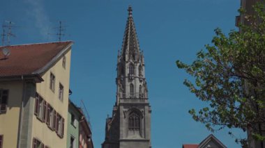 27 Temmuz 2024. Konstanz, Almanya. Turistler yazın Konstanz am Bodensee 'de eski kasabadan geçerler. Altstadt Konstanz, Deutschland 'da mimariyi araştıran antik kentte dolaşan insanlar.