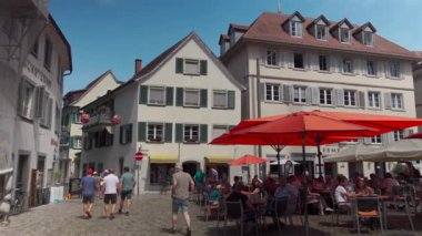 27 Temmuz 2024. Konstanz, Almanya. Turistler yazın Konstanz am Bodensee 'de eski kasabadan geçerler. Altstadt Konstanz, Deutschland 'da mimariyi araştıran antik kentte dolaşan insanlar.