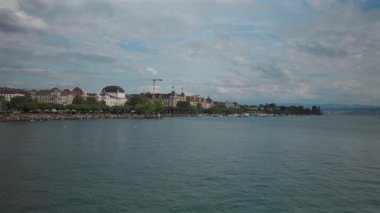 Zürih, İsviçre. Yaz güneşli havalarda güzel tarihi Avrupa kenti Zürih 'in şehir merkezinde yürüyen insanlar. İsviçre 'nin antik Zürih kentinde gezen turistler