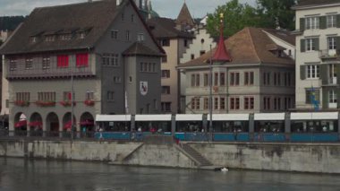 Zürih, İsviçre. Zürih 'in mavi tramvayı şehir merkezi Zuerich' te, Schweiz 'in yaz mevsiminde. Strassenbahn Zürih. Zurcher Tram. Zuri Tramvayı. Avrupa 'da Eko taşımacılık tramvayları.
