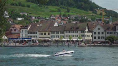 Stein am Rhein, İsviçre. Stein am Rhein ist eine Kleinstadt westlich des Bodensee im Nordosten der Schweiz. İsviçre 'nin kuzeydoğusundaki Constance Gölü' nün batısında küçük bir kasaba..