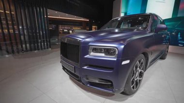 28 Aralık 2022. Münih. Almanya. BMW Welt Münih Almanya 'sında lüks Rolls-Royce Cullinan Kara Rozet Mavi Gölgesi. Mat mavi renkli birinci sınıf SUV araba. Alman otomotiv sergisi