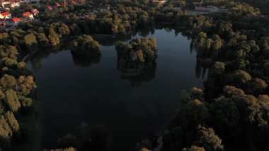 Kleinhesseloher 'ın İngiliz Bahçesi, Münih, Almanya' daki hava manzarası. Yapay göl, adalar, ağaçlar, çayırlar, Seehaus, Schwabing, Isar, Hirschau, kültür, turizm ve doğa ile Bavyera 'nın simgesi
