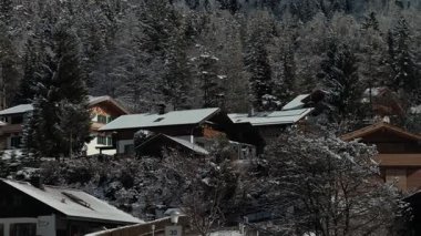 15 Şubat 2026. Mittenwald, Almanya. Mittenwald 'da kış. Turistler Bavyera Alplerinde kayak turu teçhizatı taşıyan, sıçrayan ve kış bisikletlerini birleştiren yokuş aşağı bisiklet sürerler. Sürdürülebilir dağ macerası