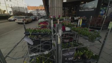 7 Mart 2026. Münih, Almanya. Münih 'te küçük bir Edeka Express süpermarketi. Yerel bakkal, sakinlerin günlük ihtiyaçlarını, yiyecek ve içeceklerini tipik kentsel mahallelerden aldıkları yer.