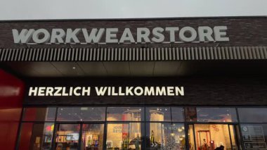 14 Mart 2026. Bergkirchen, Almanya. Engelbert Strauss Giysi Mağazası. Özel bir iş kıyafetleri perakende satış mağazasına giriş. Cam kapılar, 
